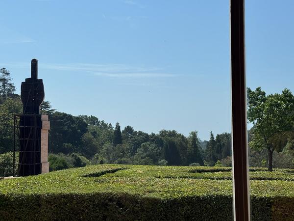 Maurizio Cattelan "Sussurro" (Casa de Serralves, Porto, 4.7.2025 - 11.1.2026) Foto: eSeL.at - Lorenz Seidler