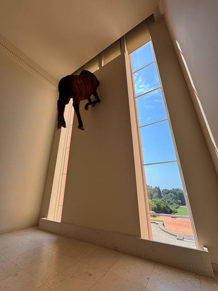 Maurizio Cattelan "Sussurro" (Casa de Serralves, Porto, 4.7.2025 - 11.1.2026) Foto: eSeL.at - Lorenz Seidler