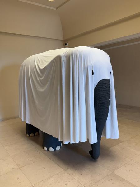 Maurizio Cattelan "Sussurro" (Casa de Serralves, Porto, 4.7.2025 - 11.1.2026) Foto: eSeL.at - Lorenz Seidler