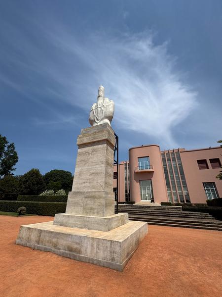 Maurizio Cattelan "Sussurro" (Casa de Serralves, Porto, 4.7.2025 - 11.1.2026) Foto: eSeL.at - Lorenz Seidler