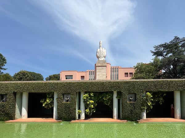 Maurizio Cattelan "Sussurro" (Casa de Serralves, Porto, 4.7.2025 - 11.1.2026) Foto: eSeL.at - Lorenz Seidler