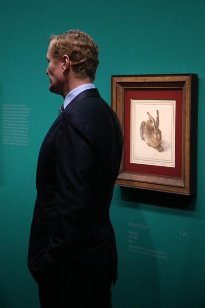 Klaus Albrecht Schröder &amp; Dürers Feldhase (Albertina, 2014) Foto: (c) eSeL.at