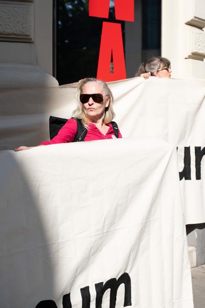 "Mühl raus aus dem Kunstmarkt!" - Protestaktion gegen Otto Mühl (WAM - Wiener Aktionismus Museum, 8.9.2026) Foto: Sarah Tasha
