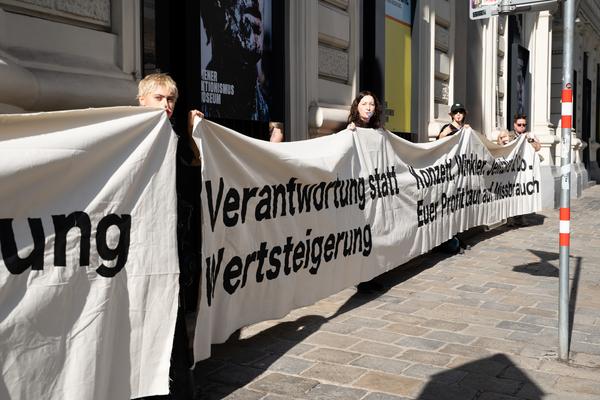 "Mühl raus aus dem Kunstmarkt!" - Protestaktion gegen Otto Mühl (WAM - Wiener Aktionismus Museum, 8.9.2026) Foto: Sarah Tasha