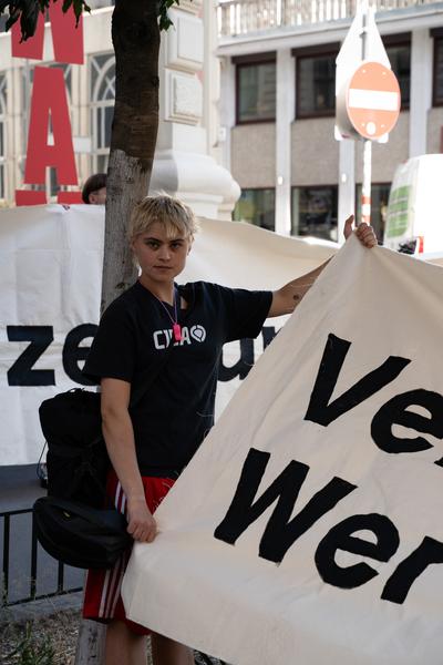 Protestaktion gegen Otto Mühl (WAM - Wiener Aktionismus Museum, 8.9.2026) Foto: Sarah Tasha