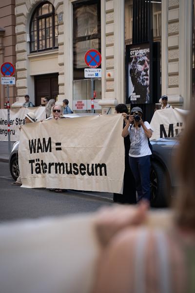 Protestaktion gegen Otto Mühl (WAM - Wiener Aktionismus Museum, 8.9.2026) Foto: Sarah Tasha