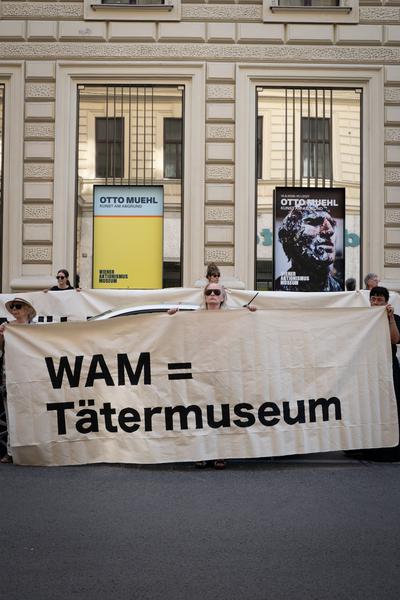 "Mühl raus aus dem Kunstmarkt!" - Protestaktion gegen Otto Mühl (WAM - Wiener Aktionismus Museum, 8.9.2026) Foto: Sarah Tasha