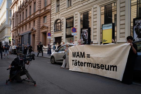 "Mühl raus aus dem Kunstmarkt!" - Protestaktion gegen Otto Mühl (WAM - Wiener Aktionismus Museum, 8.9.2026) Foto: Sarah Tasha