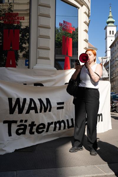Protestaktion gegen Otto Mühl (WAM - Wiener Aktionismus Museum, 8.9.2026) Foto: Sarah Tasha