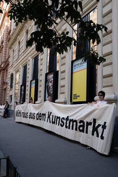 Protestaktion gegen Otto Mühl (WAM - Wiener Aktionismus Museum, 8.9.2026) Foto: Sarah Tasha