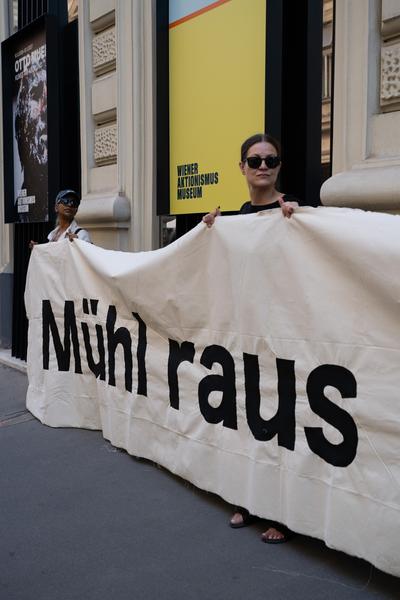 "Mühl raus aus dem Kunstmarkt!" - Protestaktion gegen Otto Mühl (WAM - Wiener Aktionismus Museum, 8.9.2026) Foto: Sarah Tasha