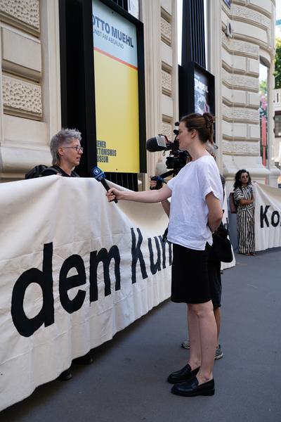 Protestaktion gegen Otto Mühl (WAM - Wiener Aktio"Mühl raus aus dem Kunstmarkt!" - Protestaktion gegen Otto Mühl (WAM - Wiener Aktionismus Museum, 8.9.2026)nismus Museum, 8.9.2026) Foto: Sarah Tasha