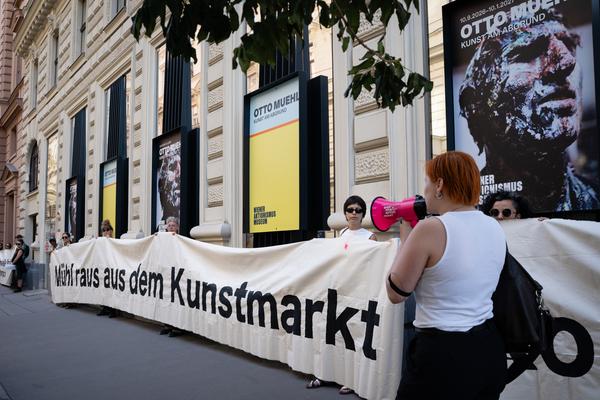 Protestaktion gegen Otto Mühl (WAM - Wiener Aktionismus Museum, 8.9.2026) Foto: Sarah Tasha