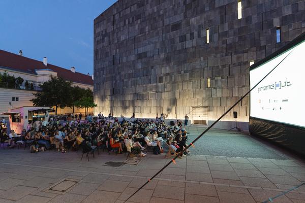 Eröffnungsabend frame[o]ut Open Air Filmfestival (Museumsquartier, 10.07.2026) Foto: eSeL.at - Robert Puteanu