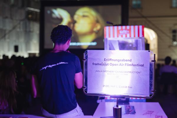 Eröffnungsabend frame[o]ut Open Air Filmfestival (Museumsquartier, 10.07.2026) Foto: eSeL.at - Robert Puteanu