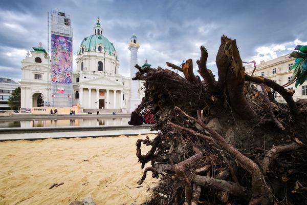 Klima Biennale 2026: "Funny Games" - Zheng Mahler. Plague Columns (Pestsäule - Karlskirche, seit 8.4.2026) Foto: eSeL.at - Joanna Pianka