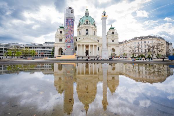 Klima Biennale 2026: "Funny Games" - Zheng Mahler. Plague Columns (Pestsäule - Karlskirche, seit 8.4.2026) Foto: eSeL.at - Joanna Pianka