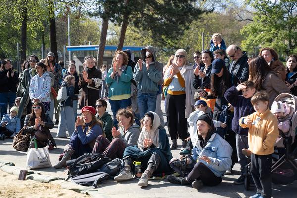 (No) Funny Games Opening - Klima Biennale 2026 (Kaorle Karlsplatz, 09.04.2026) Foto: eSeL.at - Sarah Tasha