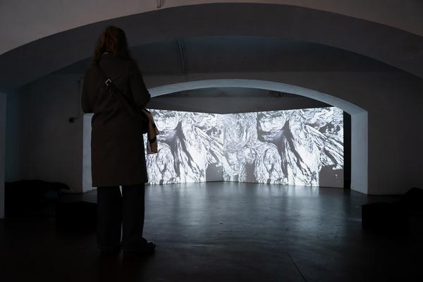 piercing through (das weisse haus, 08.11.2025 - 24.01.2026) Foto: eSeL.at - Sarah Tasha