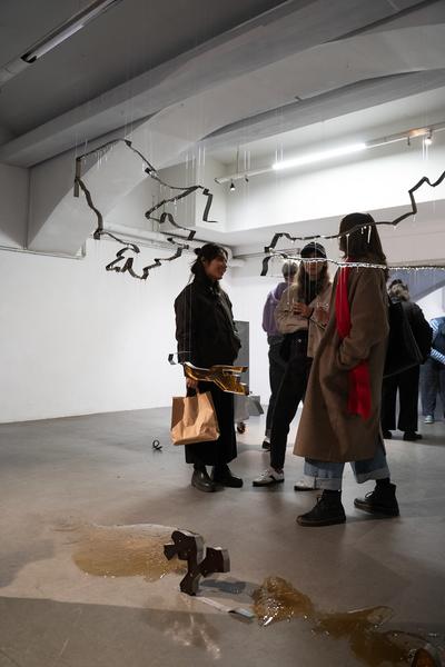 piercing through (das weisse haus, 08.11.2025 - 24.01.2026) Foto: eSeL.at - Sarah Tasha