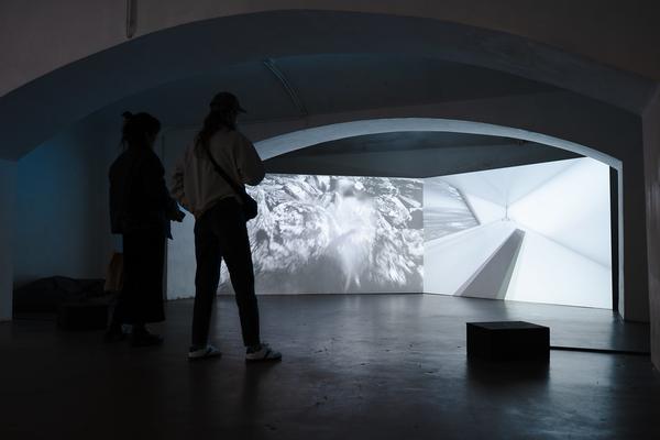 piercing through (das weisse haus, 08.11.2025 - 24.01.2026) Foto: eSeL.at - Sarah Tasha