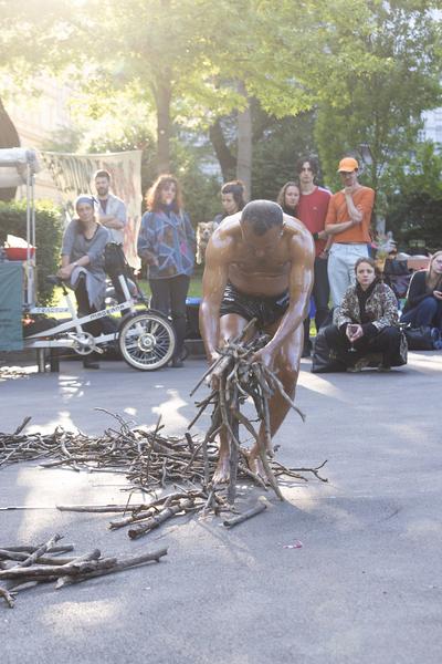 Sanjid Mahmud  "Threshing" @ Platz nehmen #5 "Let´s stick with the Unicorns" (Akademie @ Schillerplatz, 13.5.2026) Foto: eSeL.at - Lorenz Seidler