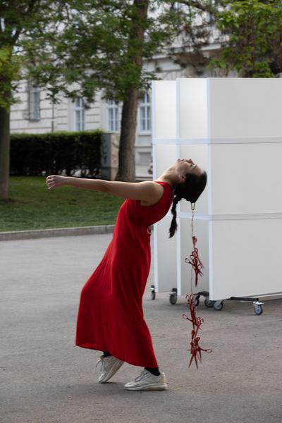 Monique Burandt Perinango "Cutting Worries" @ Platz nehmen #5 "Let´s stick with the Unicorns" (Akademie @ Schillerplatz, 13.5.2026) Foto: eSeL.at - Lorenz Seidler