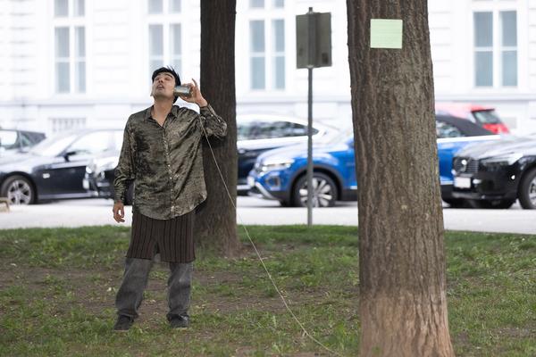 Morteza Mohammadi "Der Baum erzählt" @ Platz nehmen #5 "Let´s stick with the Unicorns" (Akademie @ Schillerplatz, 13.5.2026) Foto: eSeL.at - Lorenz Seidler