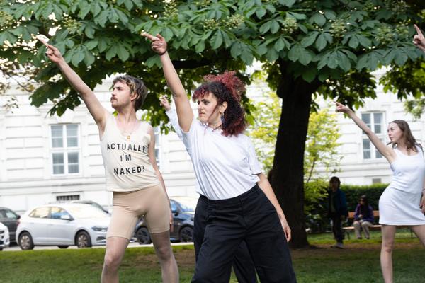 Niamh Seaber &amp; Perrine Richard "Le dejeuner sur l´herbe" @ Platz nehmen #5 "Let´s stick with the Unicorns" (Akademie @ Schillerplatz, 13.5.2026) Foto: eSeL.at - Lorenz Seidler