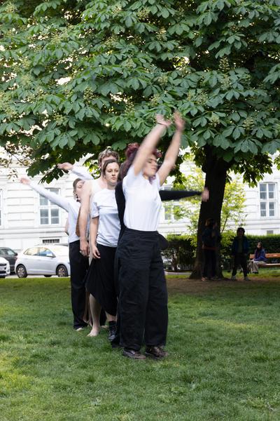 Niamh Seaber &amp; Perrine Richard "Le dejeuner sur l´herbe" @ Platz nehmen #5 "Let´s stick with the Unicorns" (Akademie @ Schillerplatz, 13.5.2026) Foto: eSeL.at - Lorenz Seidler