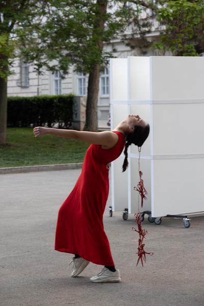 Monique Burandt Perinango "Cutting Worries" @ Platz nehmen #5 "Let´s stick with the Unicorns" (Akademie @ Schillerplatz, 13.5.2026) Foto: eSeL.at - Lorenz Seidler
