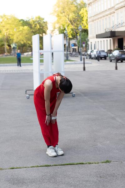 Monique Burandt Perinango "Cutting Worries" @ Platz nehmen #5 "Let´s stick with the Unicorns" (Akademie @ Schillerplatz, 13.5.2026) Foto: eSeL.at - Lorenz Seidler