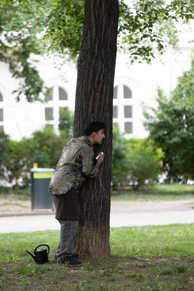 Morteza Mohammadi "Der Baum erzählt" @ Platz nehmen #5 "Let´s stick with the Unicorns" (Akademie @ Schillerplatz, 13.5.2026) Foto: eSeL.at - Lorenz Seidler