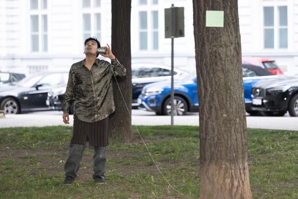 Morteza Mohammadi "Der Baum erzählt" @ Platz nehmen #5 "Let´s stick with the Unicorns" (Akademie @ Schillerplatz, 13.5.2026) Foto: eSeL.at - Lorenz Seidler