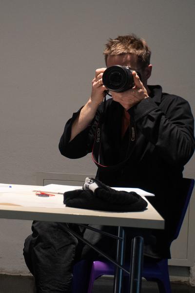 &quot;Prosuming Art&quot; - Gespräch Michael Huber &amp; eSeL (eSeL Rezeption &amp; Raum D MQ, 9.11.2025) Foto: CC-BY-SA 4.0, Leopold Zyka.