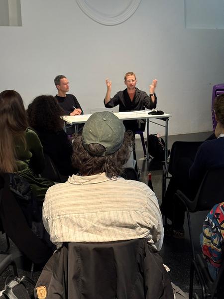 "Prosuming Art" - Gespräch Michael Huber &amp; eSeL (eSeL Rezeption &amp; Raum D MQ, 9.11.2025) Foto: Susanne Haider