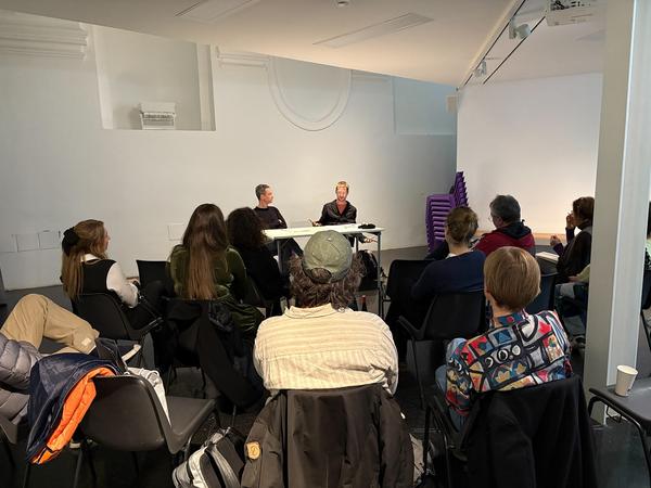 "Prosuming Art" - Gespräch Michael Huber &amp; eSeL (eSeL Rezeption &amp; Raum D MQ, 9.11.2025) Foto: Susanne Haider