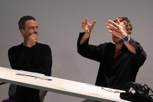 "Prosuming Art" - Gespräch Michael Huber &amp; eSeL (eSeL Rezeption &amp; Raum D MQ, 9.11.2025) Foto: CC-BY-SA 4.0, Leopold Zyka.