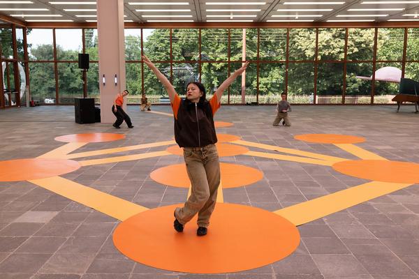 "Janus" Von Katrin Hornek und Karin Pauer (Public Program @ Belvedere 21, 20.6. &amp; 21.6.2025) Foto: eSeL.at - Lorenz Seidler