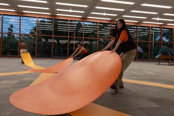 "Janus" Von Katrin Hornek und Karin Pauer (Public Program @ Belvedere 21, 20.6. &amp; 21.6.2025) Foto: eSeL.at - Lorenz Seidler