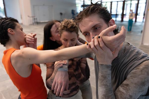 "Janus" Von Katrin Hornek und Karin Pauer (Public Program @ Belvedere 21, 20.6. &amp; 21.6.2025) Foto: eSeL.at - Lorenz Seidler