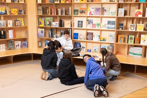 ReGenerativa: Andreas Hoffer &quot;Wald/Holz&quot; (Kinder Kunst Labor, 19.11.2025) Foto: eSeL.at - Lorenz Seidler