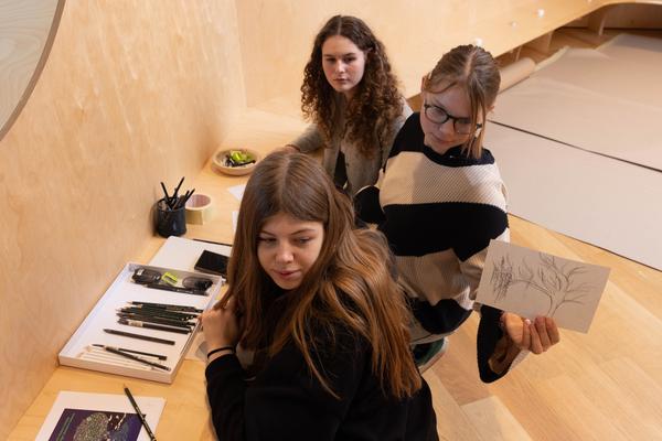 ReGenerativa: Andreas Hoffer &quot;Wald/Holz&quot; (Kinder Kunst Labor, 19.11.2025) Foto: eSeL.at - Lorenz Seidler