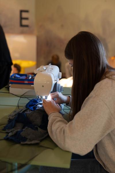 ReGenerativa: Karin Oèbster &quot;Textilien&quot; (Kinder Kunst Labor, 19.11.2025) Foto: eSeL.at - Lorenz Seidler