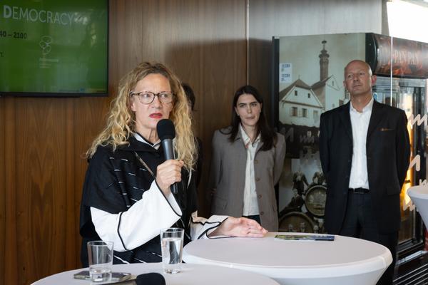 Eröffnung: ReGenerativa "UND - United Nature Democracy" Mutige Zukunftserzählungen für 2040–2100 (Museum Niederösterreich - Museumsgarten, St. Pölten, 8.10.2026) Foto: eSeL.at - Lorenz Seidler
