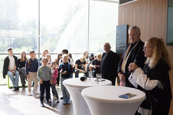 Eröffnung: ReGenerativa "UND - United Nature Democracy" Mutige Zukunftserzählungen für 2040–2100 (Museum Niederösterreich - Museumsgarten, St. Pölten, 8.10.2026) Foto: eSeL.at - Lorenz Seidler