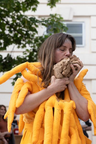 Stephanie Winter &amp; Salon Hybrid &quot;Roots Of Resistance – Fictions Of Survival&quot; (MQ Art Box, 14.5.2025) Foto: eSeL.at - Lorenz Seidler