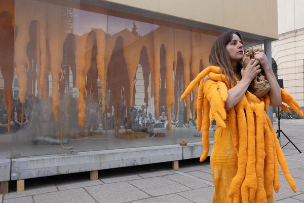 Stephanie Winter &amp; Salon Hybrid &quot;Roots Of Resistance – Fictions Of Survival&quot; (MQ Art Box, 14.5.2025) Foto: eSeL.at - Lorenz Seidler