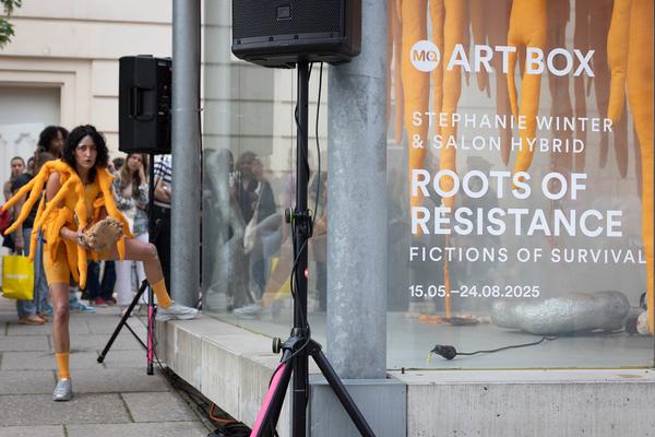 Stephanie Winter &amp; Salon Hybrid &quot;Roots Of Resistance – Fictions Of Survival&quot; (MQ Art Box, 14.5.2025) Foto: eSeL.at - Lorenz Seidler