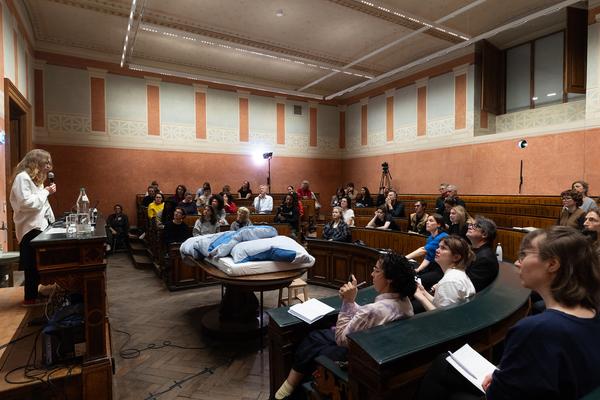 Salon Futur: &quot;From Burnout to Siesta&quot;  (Anatomiesaal Akademie, 10.11.2025) Foto: eSeL.at - Lorenz Seidler